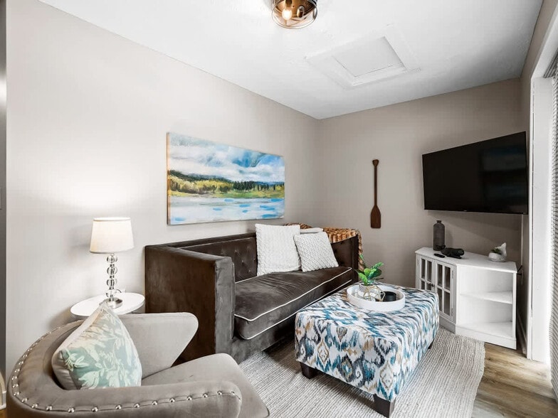 Building Photo - 7525 Lake Rd E