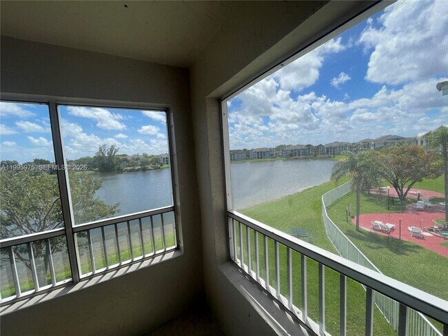 Building Photo - 2850 N Oakland Forest Dr