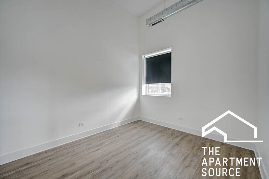 Building Photo - 4734 N Artesian Ave