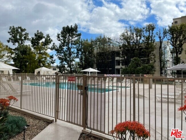 Building Photo - 100 S Doheny Dr