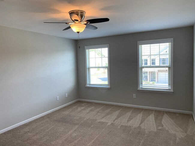 Building Photo - 204 Princess Pl