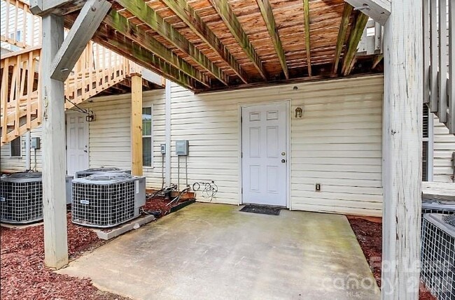 Building Photo - 106 Locomotive Ln