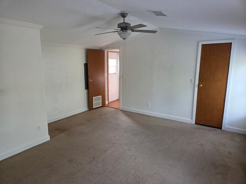 Building Photo - 17014 Meridian Blvd