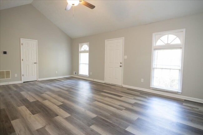 Building Photo - Spacious 3/2 Ranch Home w/ 2 Car Garage in Quiet Neighborhood