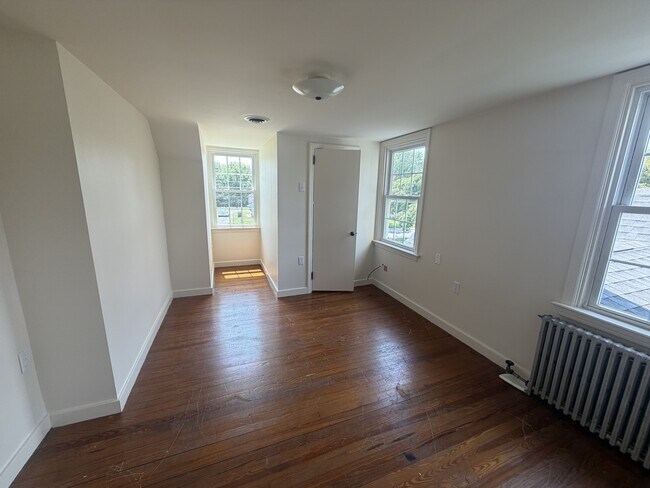 Building Photo - 488 W 4th St