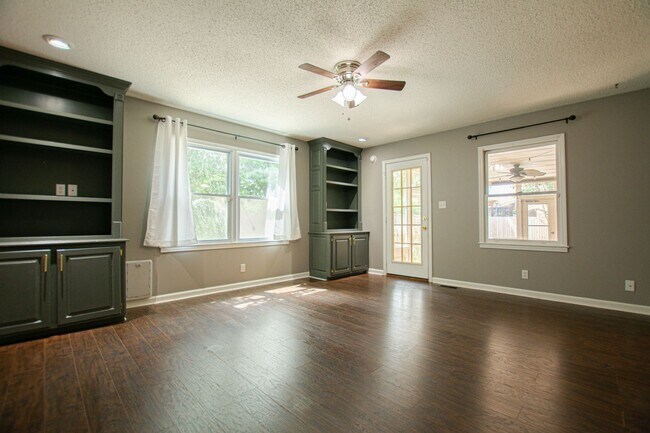 Building Photo - Pet Friendly Three Bedroom!