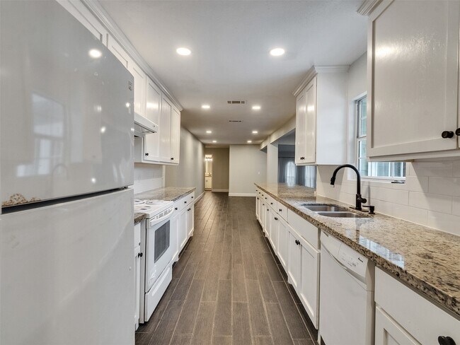 Building Photo - 2123 Quail Valley E Dr