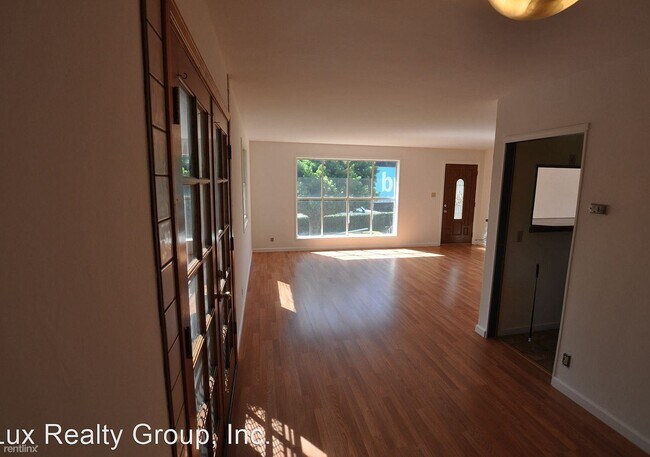 Building Photo - 547 Runnymede St