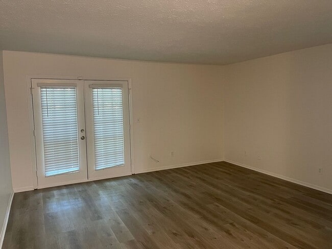 Building Photo - Modern 2-Bed, 1-Bath Oasis with Central Ai...