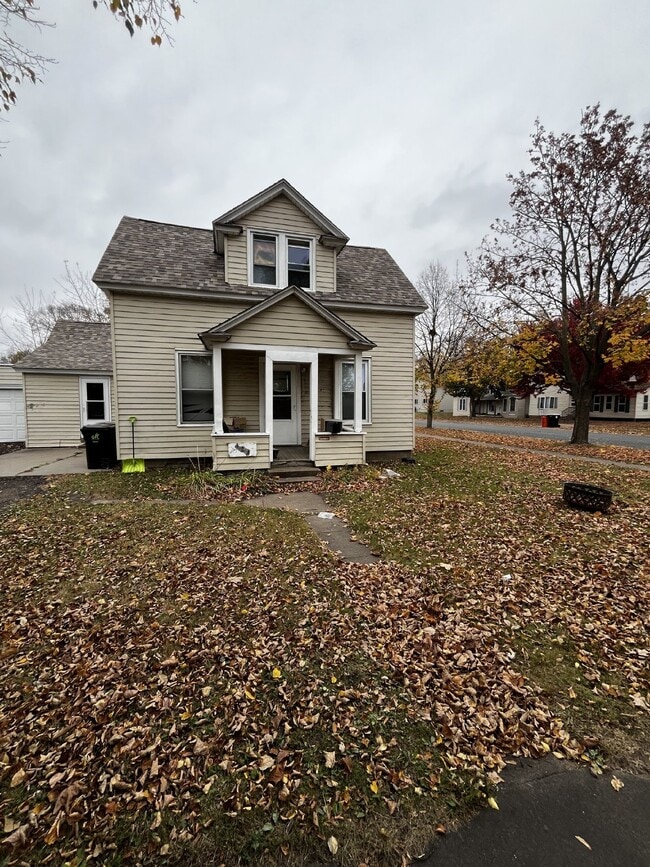 Building Photo - 3 Bed 1 Bath close to UWEC! Available July 1st 2025