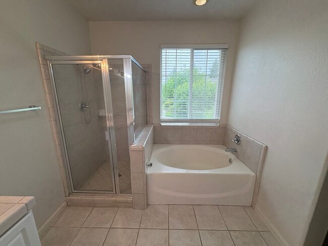 Building Photo - Spacious NW Visalia home Near Shopping Center Available Now!