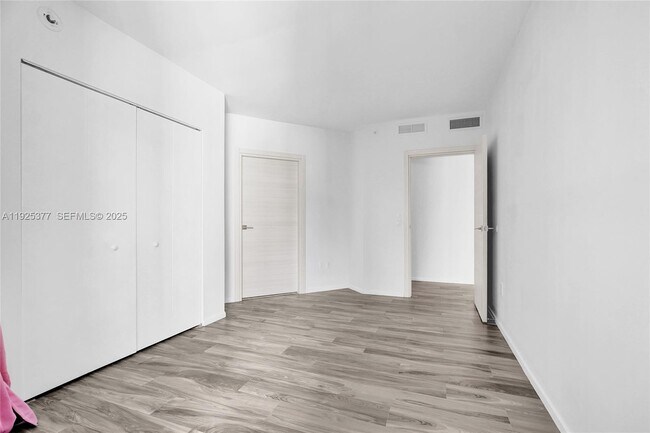 Building Photo - 801 S Miami Ave