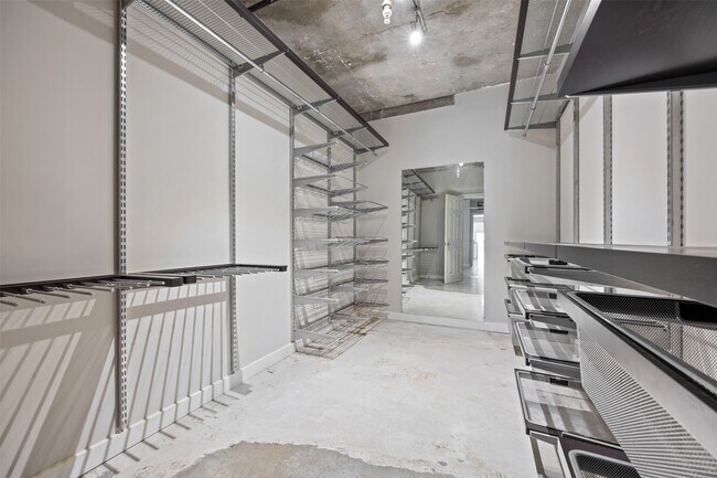 Building Photo - 2000 Bagby St