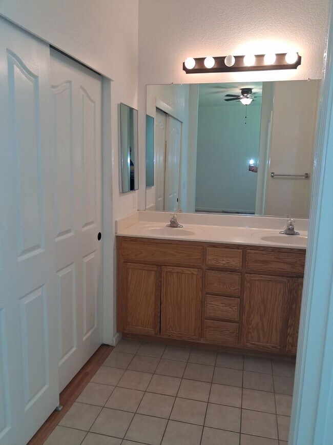 Building Photo - 3 Bedroom 2 Bath in a Gated Community - Available now