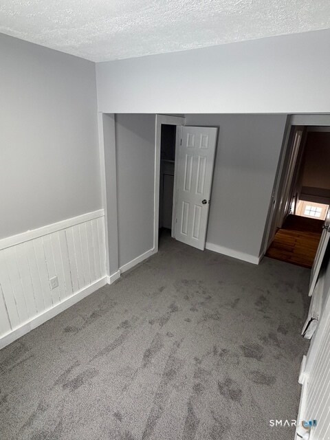 Building Photo - 122 River Rd