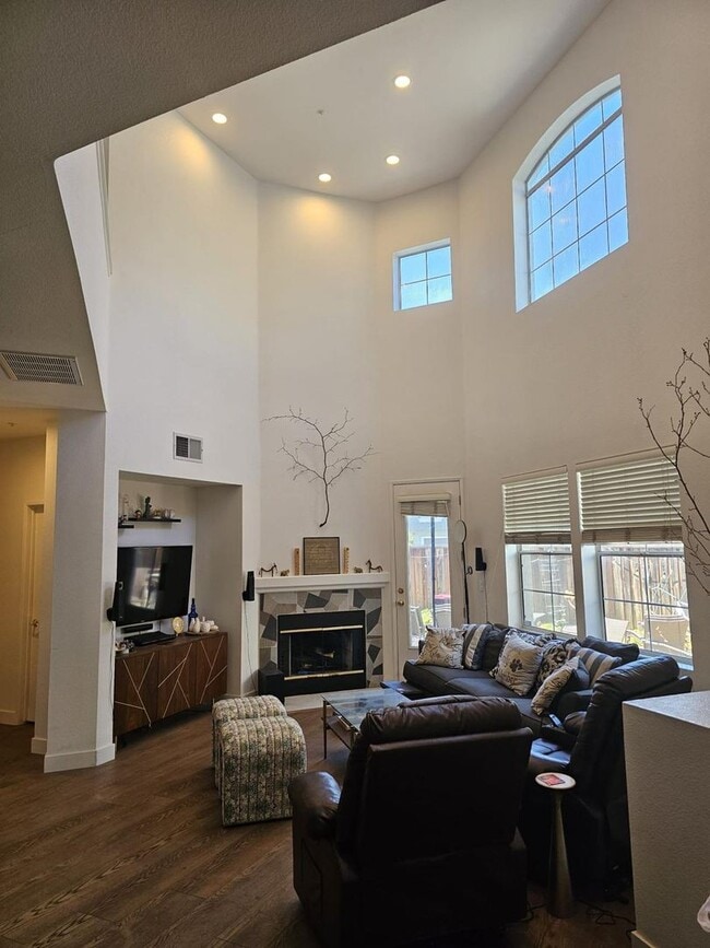 Building Photo - Modern 3BD/3BA Townhouse in Prime Union Ci...