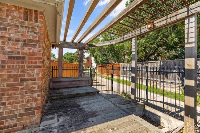 Building Photo - 8013 Springmoss Dr