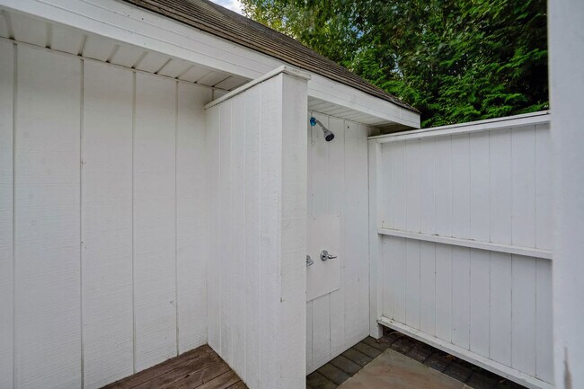 Building Photo - 1025 Peconic Bay Blvd