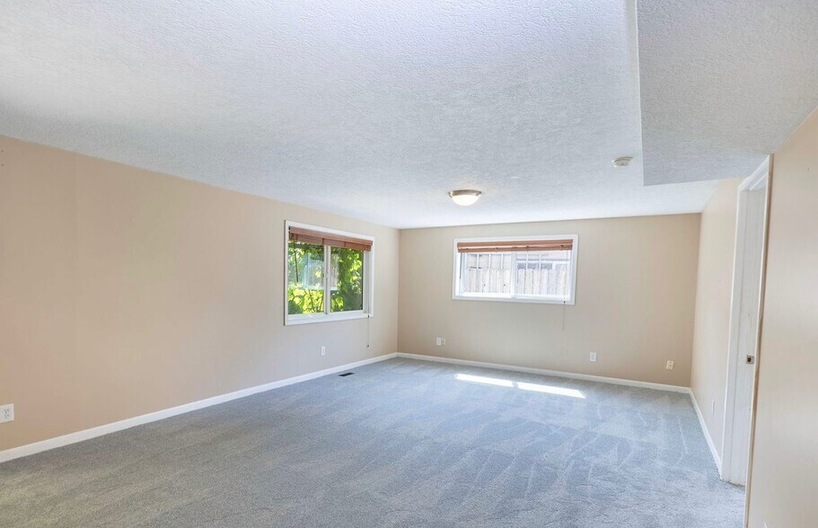Building Photo - 9610 SW Washington Pl