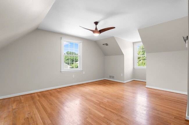 Building Photo - 5 Bed 3 Bath - Rockville Colonial - Update...