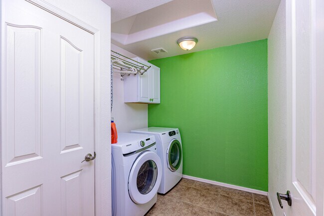 Building Photo - 3161 Newport Dr