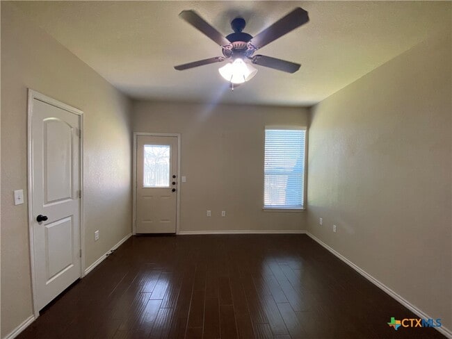 Building Photo - 688 Creekside Cir