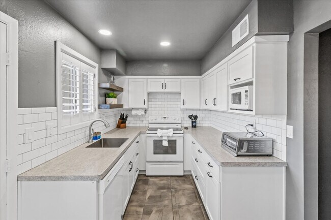 Building Photo - 4620 N 68th St