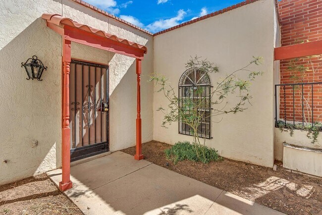 Building Photo - 301 Los Nietos Ct
