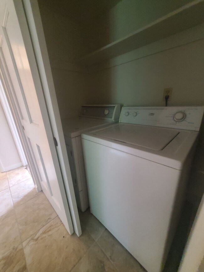 Building Photo - 2B / 2B Condo with Loft and Garage Availab...