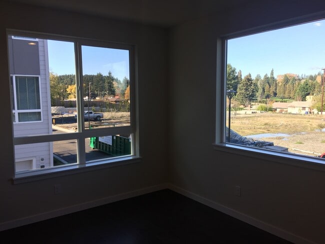 Building Photo - Newer Townhouse in Lake Forest Park!