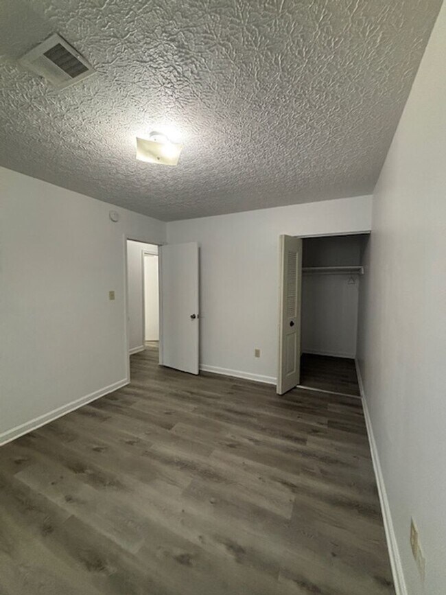 Building Photo - 1204 Clear Ridge Ln