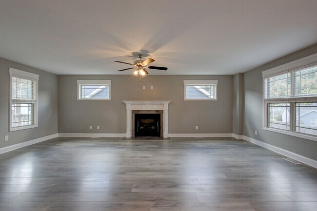 Building Photo - Beautiful Two Story Home With hardwood Flo...