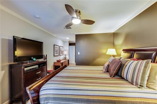 Building Photo - 203 14th St NE