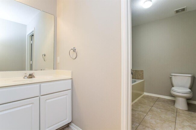 Building Photo - 9885 Hyacinth Way