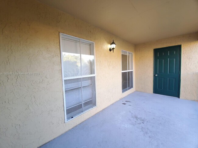 Building Photo - 833 Riverside Dr