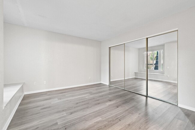 Building Photo - Stunning 3 bedrooms 2 full bathrooms first...