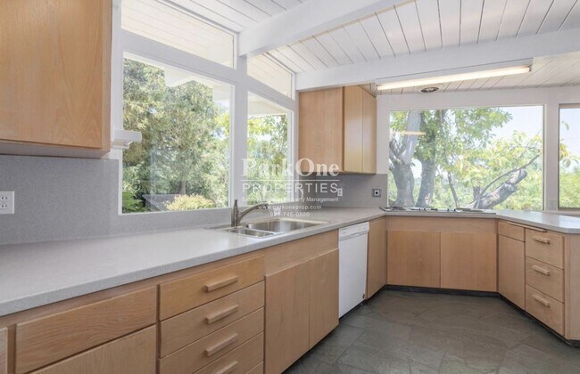Building Photo - Single-level mid-century home in the heart of Orinda!
