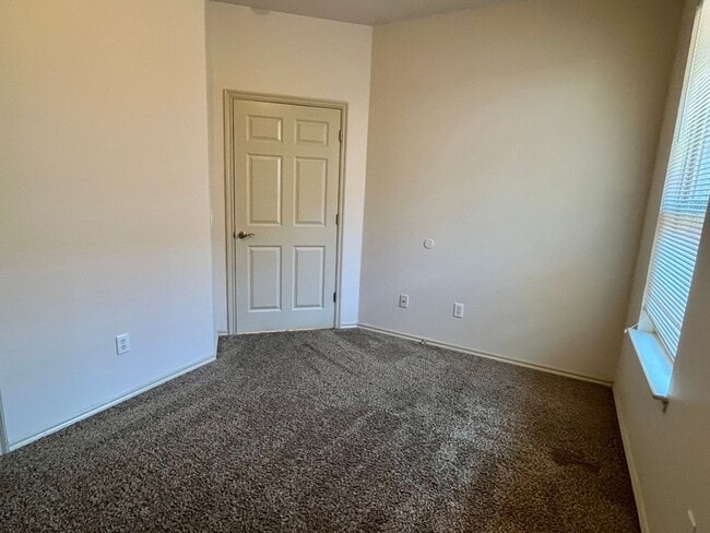 Building Photo - Great 3 Bed, 2 Bath Duplex In Edmond!!