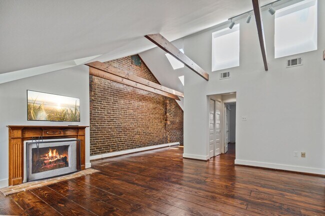 Building Photo - Available Now! Georgetown! Professionally Managed High End 1 Bed/ 1 Bath Condo