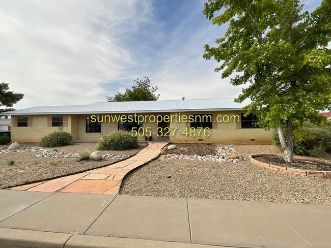 Building Photo - 4 Bedroom, 2 Bathroom House with Fenced Ba...