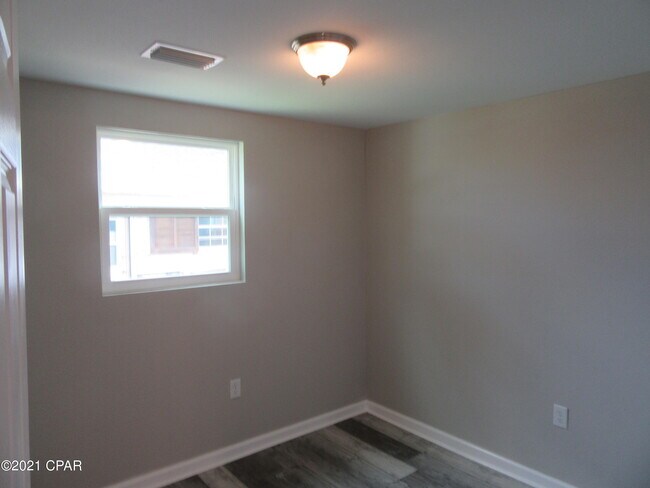 Building Photo - 9823 Clarence St