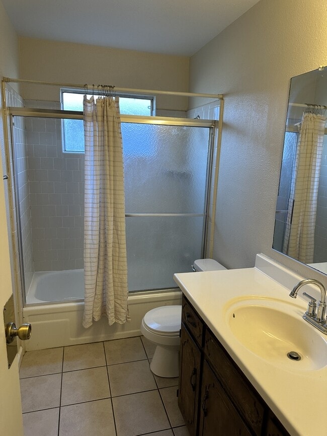 Building Photo - MANTECA 3 BEDROOM 2 BATH HOME