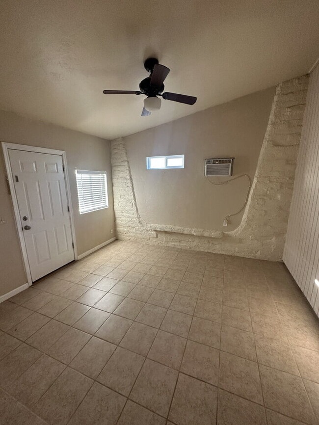 Building Photo - Townhome in non-age restricted area of Green Valley