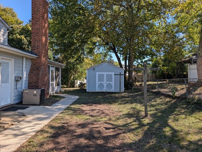 Building Photo - Cozy 2 story, 5 bedroom, 3.5 bathroom hous...