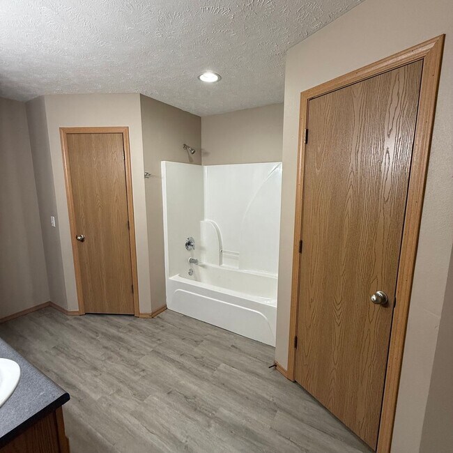 Building Photo - 4 Bedroom Home in Clever