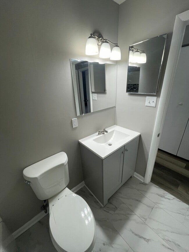 Building Photo - Renovated Condo in Edgewood with Garage!