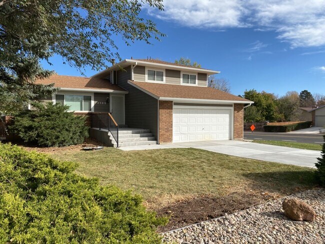 Building Photo - Spacious West-Side Tri-Level Home