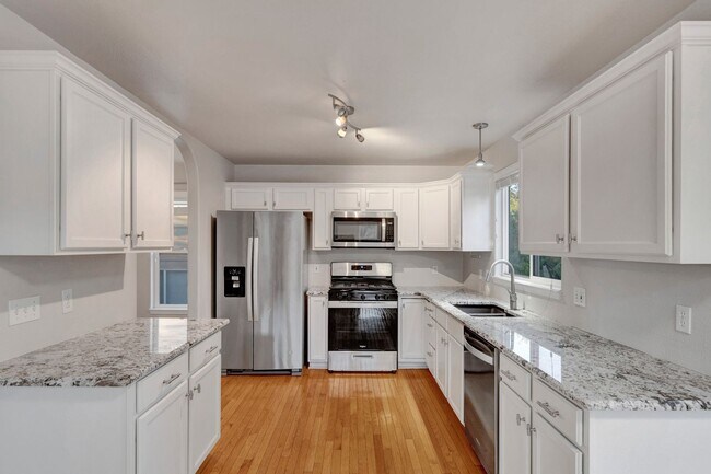 Building Photo - Stunning home on Millstream for rent!