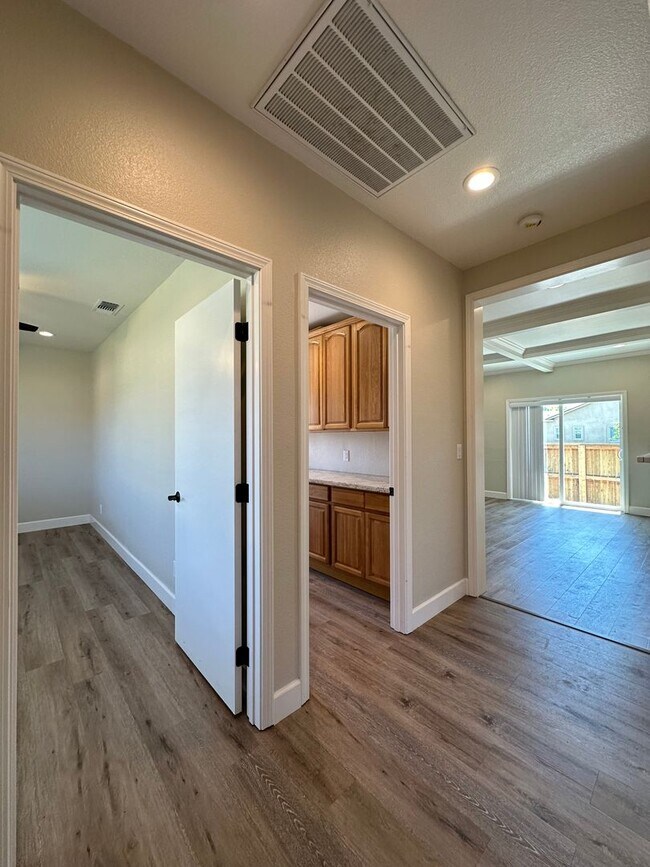 Building Photo - 4 Bedroom Home on Half Acre Lot