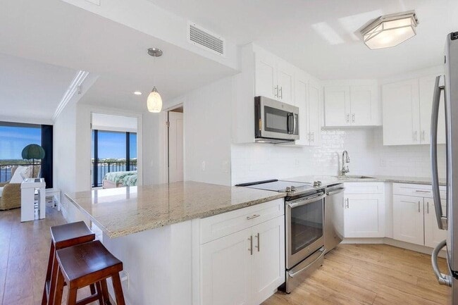 Building Photo - 130 Lakeshore Dr